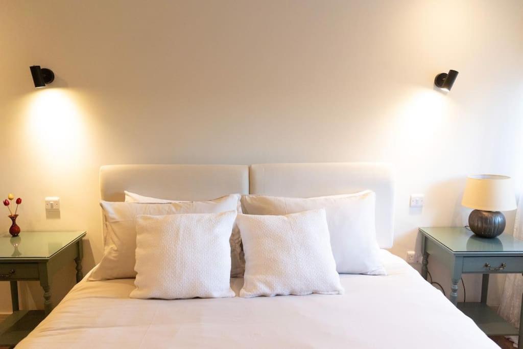 Amarelo Apartment, Central Charlbury, 1 Super King Bed Exterior foto