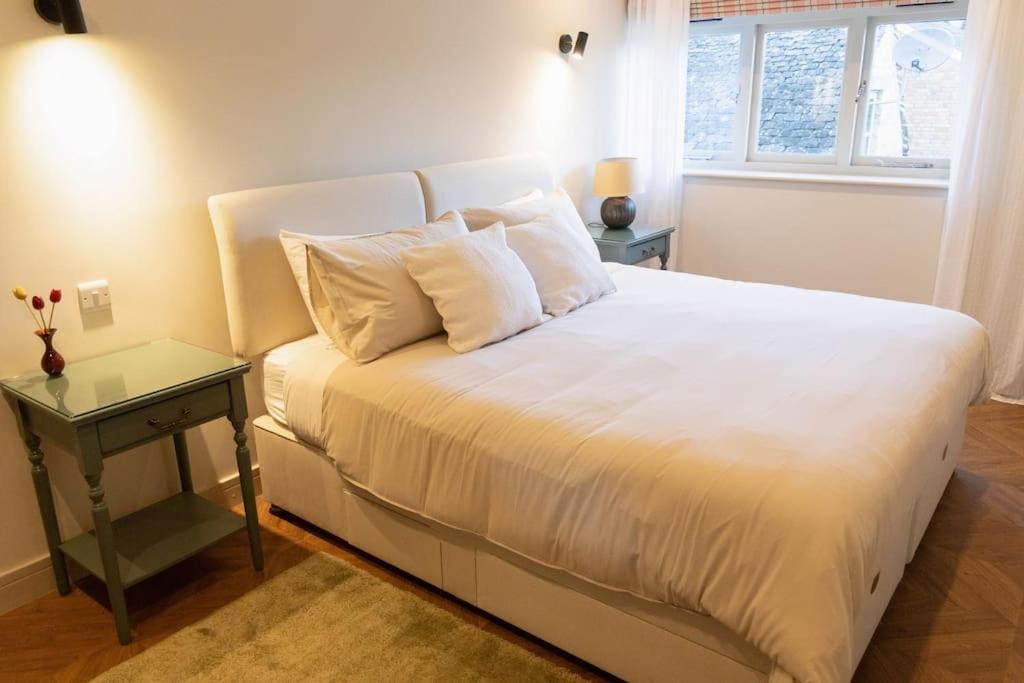 Amarelo Apartment, Central Charlbury, 1 Super King Bed Exterior foto
